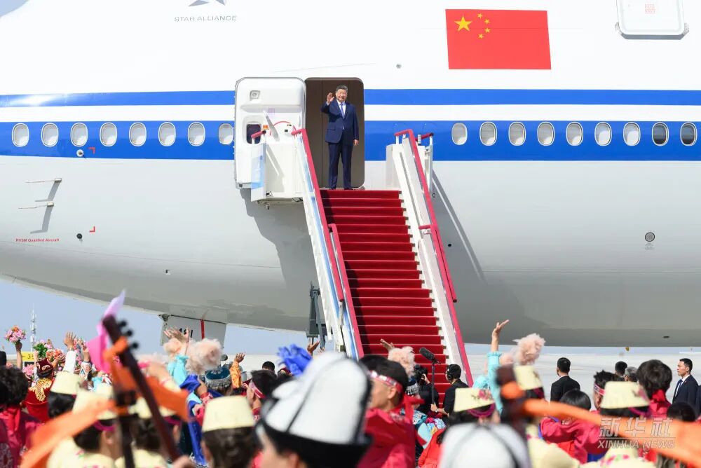 习近平率中央代表团抵达乌鲁木齐出席新疆维吾尔自治区成立70周年庆祝活动(图2) 习近平率中央代表团抵达乌鲁木齐出席新疆维吾尔自治区成立70周年庆祝活动(图2)