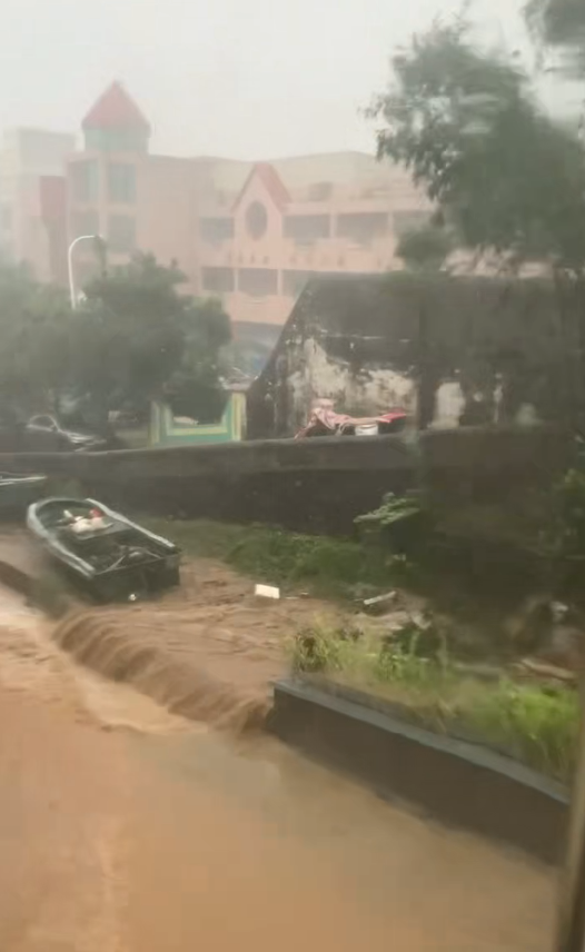 台风“桦加沙”在广东海陵岛登陆,现场视频:渔排剧烈摇晃、临街商铺一层已有一半在水中;当地居民:大风吹到耳鸣(图1) 1a.png