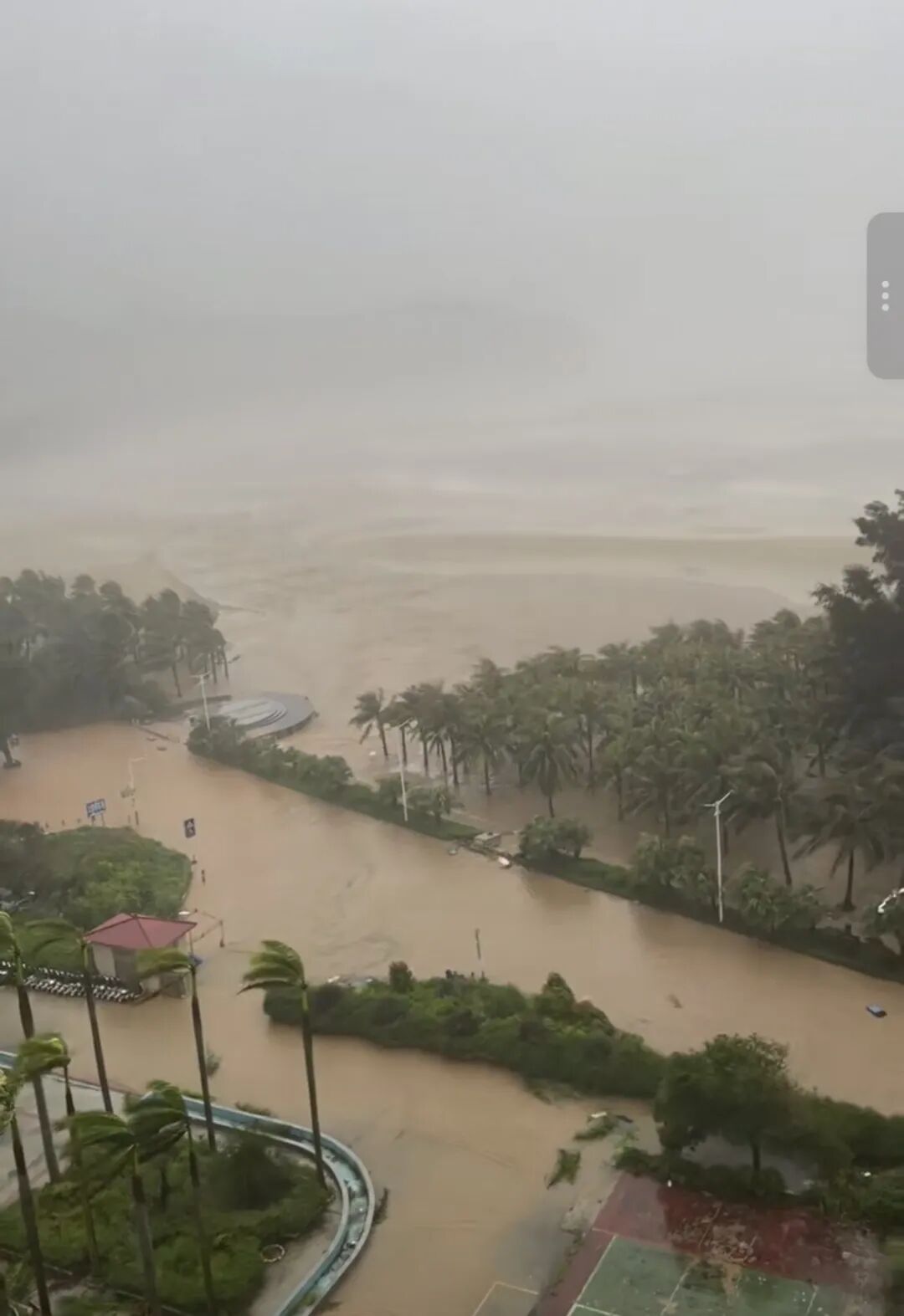 台风“桦加沙”在广东海陵岛登陆,现场视频:渔排剧烈摇晃、临街商铺一层已有一半在水中;当地居民:大风吹到耳鸣(图2) 2a.jpg
